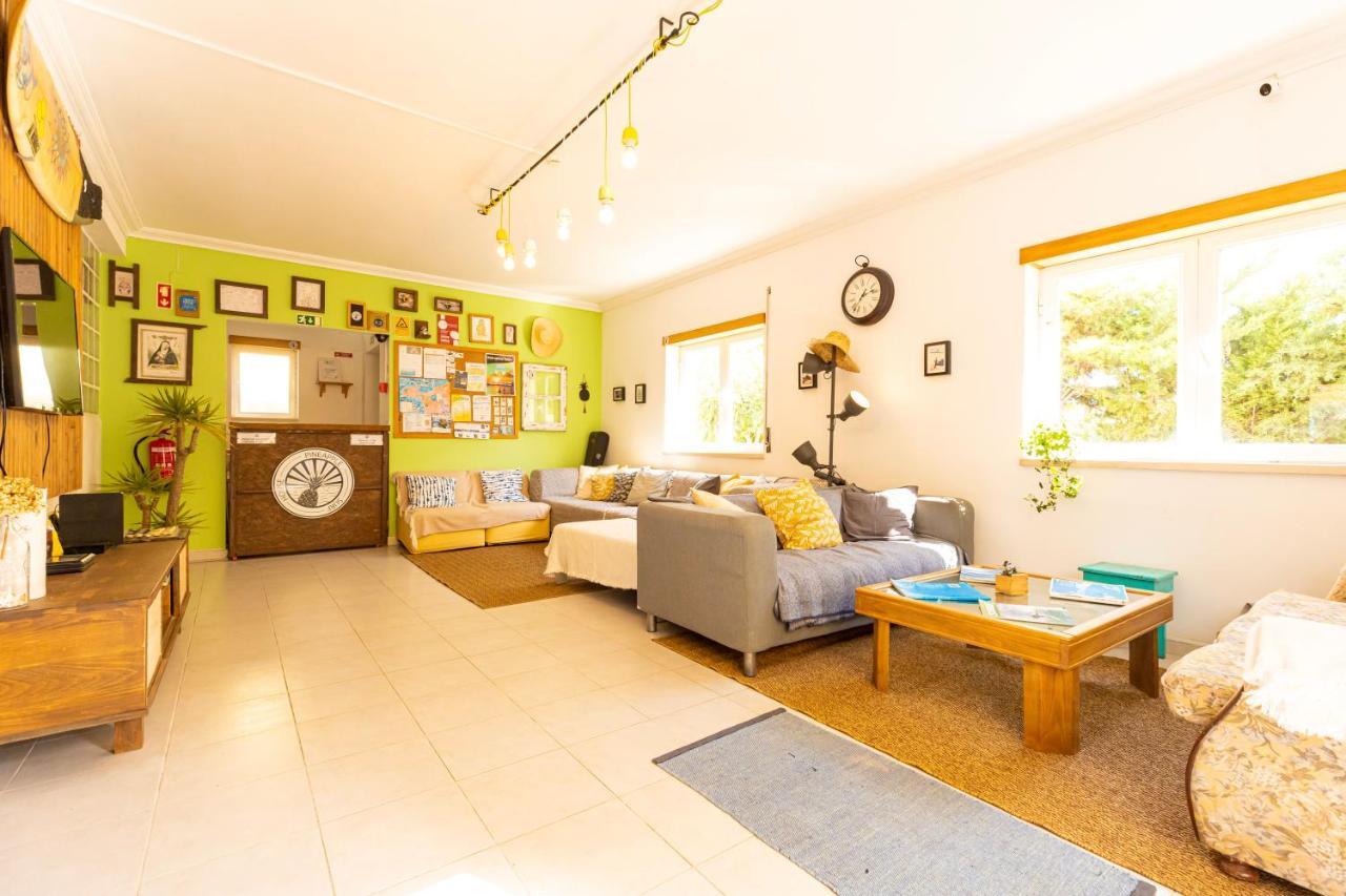 Pineapple Surf House Vandrarhem Atouguia Da Baleia Exteriör bild
