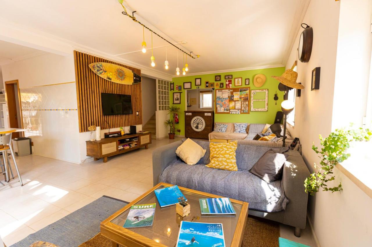 Pineapple Surf House Vandrarhem Atouguia Da Baleia Exteriör bild