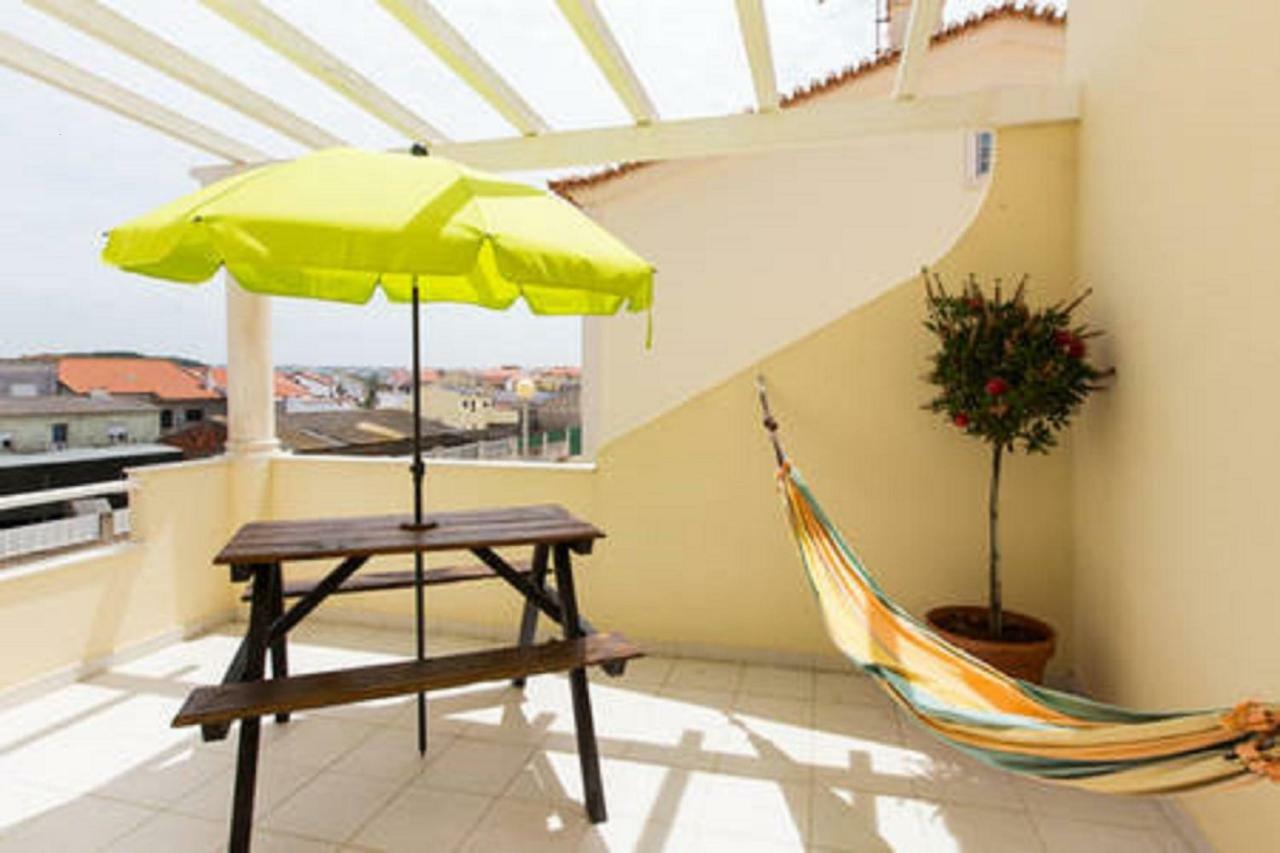 Pineapple Surf House Vandrarhem Atouguia Da Baleia Exteriör bild
